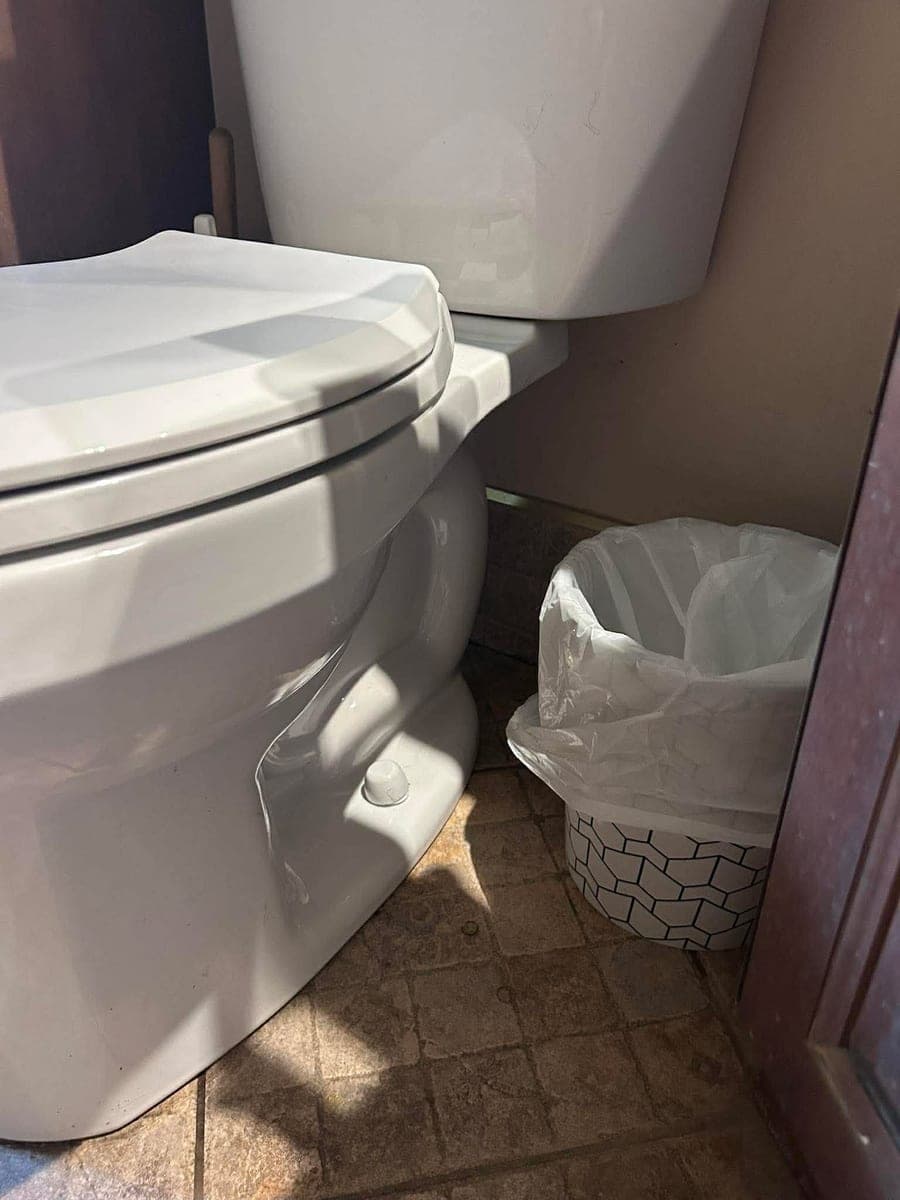 Base de toilette — Le détail qu'on oublie — après le ménage