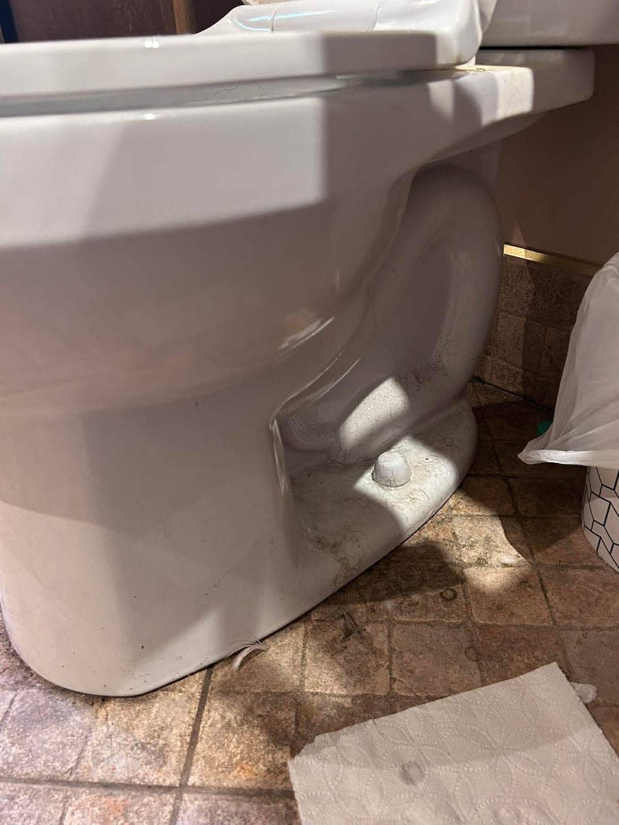 Base de toilette — Le détail qu'on oublie — avant le ménage