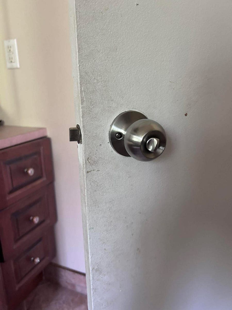 Poignée de porte — avant le ménage