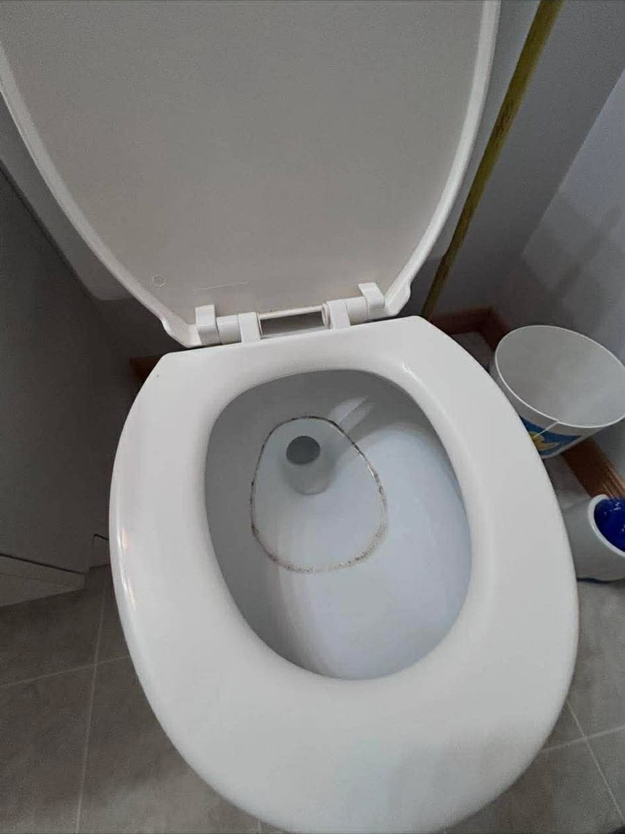Toilette — avant le ménage